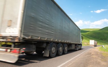 Kamyon yolda, kargo taşıma konsepti stok fotoğrafı