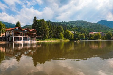 Gökyüzü yansıyan göl, ormanlık göl, stok fotoğrafı.