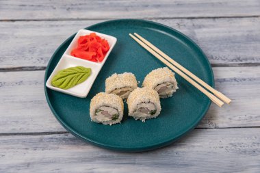 Suşi güzel bir tabakta sunuldu, aşçılık konsepti, stok fotoğrafı.