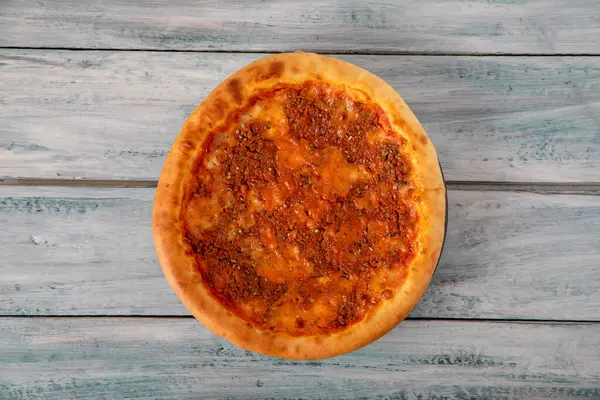 Tahta masada pizza, İtalyan yemek konsepti, stok fotoğrafı.