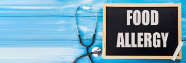 Blue Backgroun 'da gıda alerjisi metni.