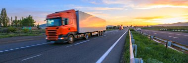 Kamyon gün batımında yolda.