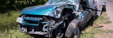 Roa 'da eski ve kırık bir araba