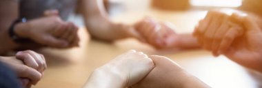 Ekip elemanları elleri tahtaya koyun.