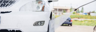 Serviste yıkanan beyaz araba.