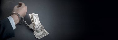 Kelepçeli bir adam ve para.