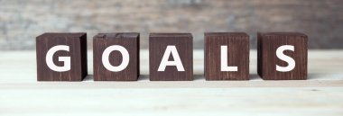 amaç metinleri ahşap küplerde des üzerinde