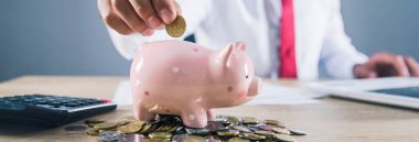 Adam kumbarayı elinde bozuk paralarla elinde tutuyor