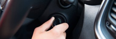 Adam anahtar kontak loc içine yerleştiriyor