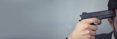 İş adamı el ele tutuşup silah tutuyor.