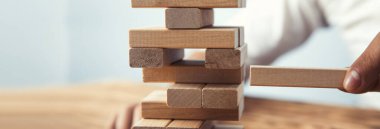 Genç adam ahşap küpleri tutuyor