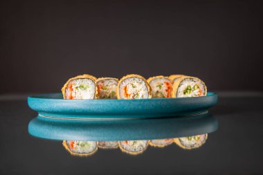 Suşi güzel bir tabakta sunuldu, aşçılık konsepti, stok fotoğrafı.