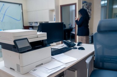 Ofis, çalışma odası, masadaki yazıcı, iş konsepti