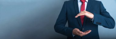 Genç iş adamı Gri Sırtüstü elleri boş