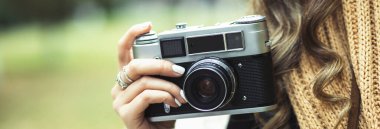 Genç kadın kamerayı gardını aldı.