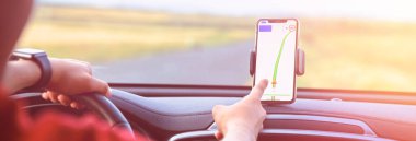 natur haritalı sürücü cep telefonu