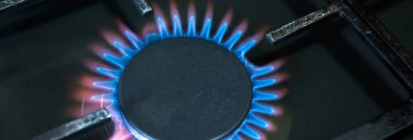 Mutfakta gaz var. Karanlık sırtüstü.