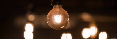 Gece sokağında ampuller yandı