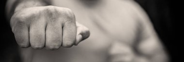 Öfkeli adam karanlık sırtüstü yumruk atıyor