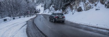Winte 'de araba yolda.