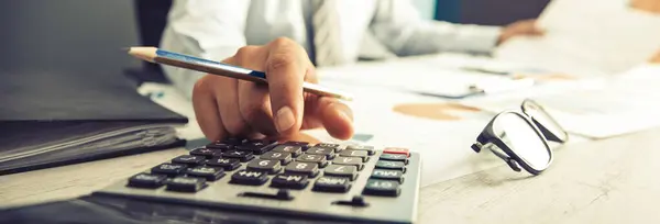 insan eli hesap makinesi ile des üzerinde belge