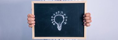 Kara yaban domuzunda ampulü tutan adam.