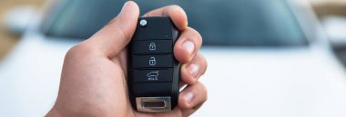 Kadın el arabasının anahtarı arabanın arka tarafında.