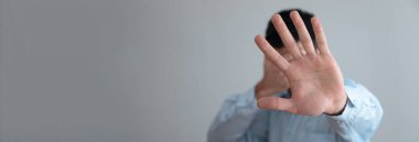 Üzgün adam dur işareti gri sırtüstü