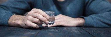 Masada bir bardak votka var.