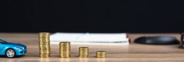 Üzerinde mavi araba modeli olan bozuk paralar.