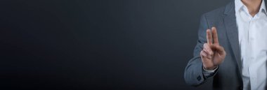  İş adamı gri sırtüstü ekrana dokunuyor