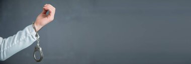 Koyu renk sırt grubunda kelepçe açan bir adam.