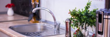 Çiçekli, modern, lüks bir mutfak.