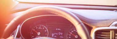 Gün batımında araba süren bir adam.