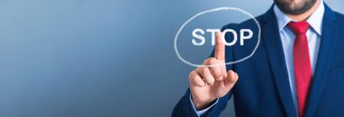 Blue Backgroun 'da iş adamı durma noktasına geldi