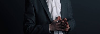 İş adamı karanlık sırtta el ele tutuşuyor.