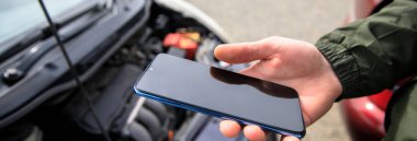 Stree 'de arabalı erkek cep telefonu.