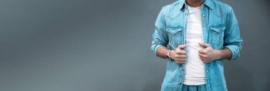 Grey Backgroun 'daki genç moda adamı