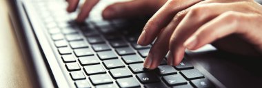 Kadın masadaki bilgisayarda çalışıyor!