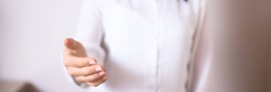 Mutlu kadın elini beyaz sırtüstü uzat