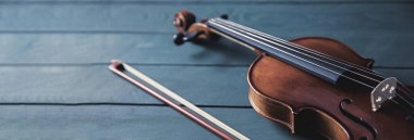 Siyah ahşap masada keman