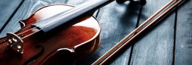 Siyah ahşap sehpada keman.