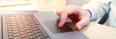 Bilgisayarda çalışan bir adam.