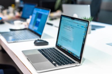 Çalışma odası, ofis atmosferi, masadaki defterler, iş konsepti