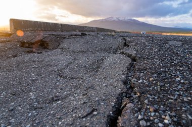 Çatlak eski asfalt, yol güvenliği kavramı