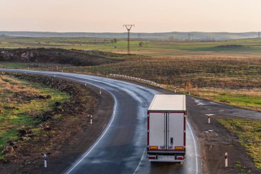 Yolda kamyon, kargo taşıma konsepti