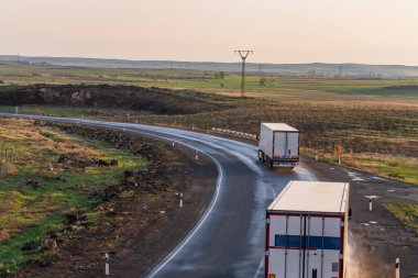 Yolda kamyon, kargo taşıma konsepti