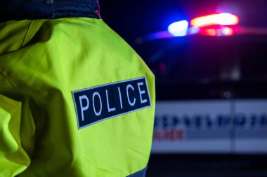 Trafik polisi arabayı durdurmuş ve sürücüyü kontrol etmiş.