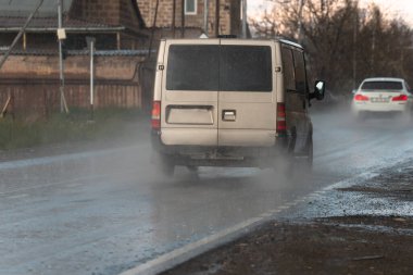 Yağmurlu havada trafik, yolda arabalar...