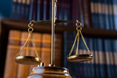 Kütüphanede adalet terazileri